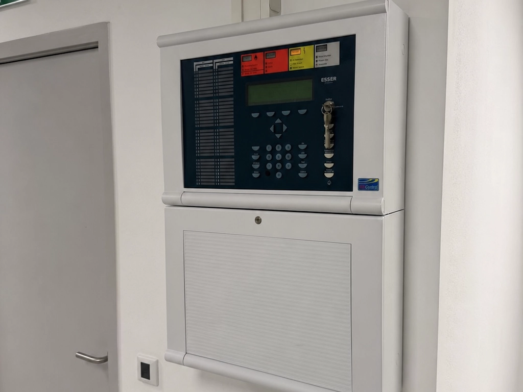 Centrala Esser IQ8Control w obiekcie komercyjnym