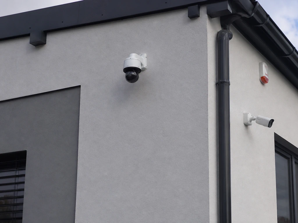Kamery monitoringu wizyjnego CCTV zamontowane na elewacji nowoczesnego budynku