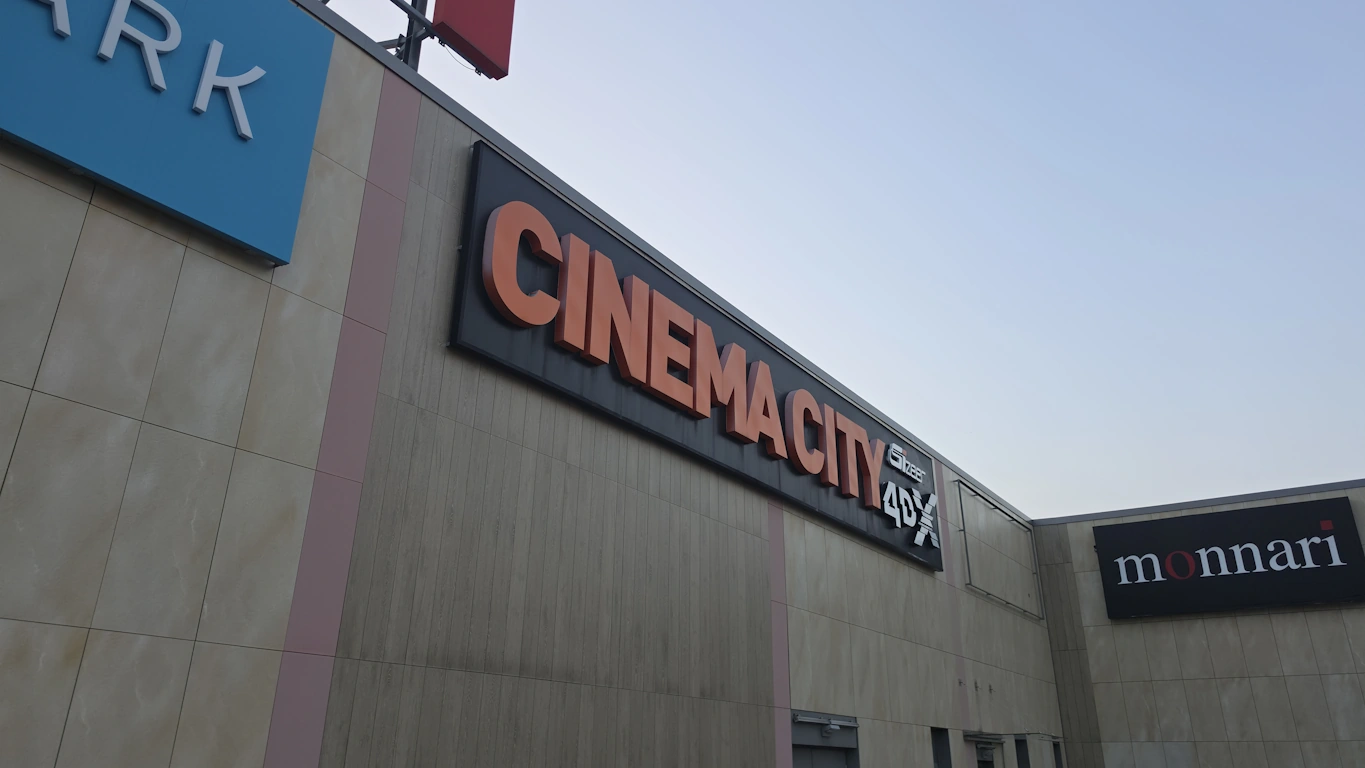 Fragment elewacji galerii handlowej z widocznym neonem i logo kina Cinema City 4DX