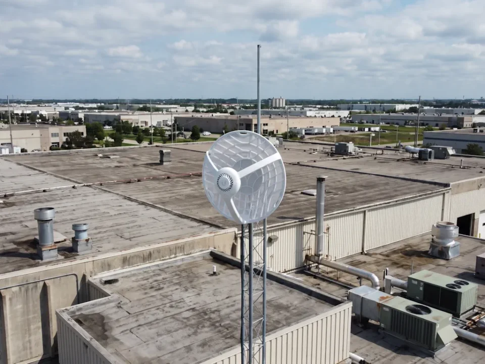 Antena kierunkowa mostu radiowego Ubiquiti airFiber 60 LR zamontowana na maszcie na dachu hali